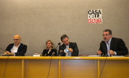 Nell'immagine (C) BrainFactor: Mauro Maldonato, Gabriella Pravettoni, Luca Vago, Marco Mozzoni (Milano, Casa della Cultura, 28/10/2011) Nell'immagine (C) BrainFactor: Mauro Maldonato, Gabriella Pravettoni, Luca Vago, Marco Mozzoni (Milano, Casa della Cultura, 28/10/2011)