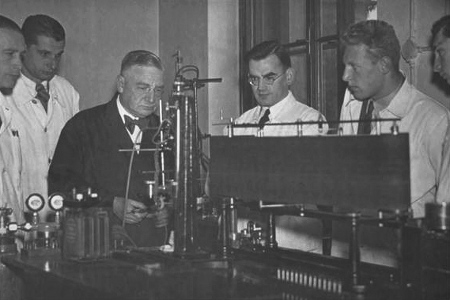 Otto Loewi insieme ai suoi collaboratori Otto Loewi insieme ai suoi collaboratori